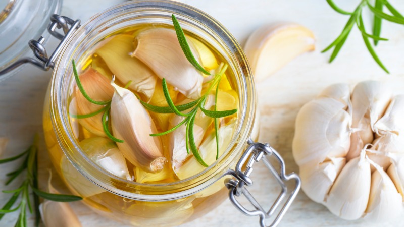 خطر بوتولیسم در سیر خانگی: چرا نگهداری در روغن می‌ تواند مرگبار باشد؟