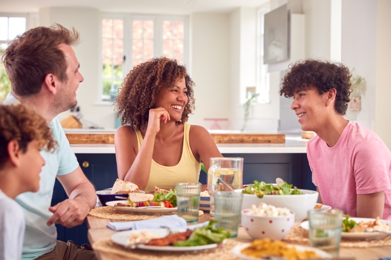 چرا گفت‌ و گو در خانواده حیاتی است؟ راهی ساده برای ساختن صمیمیت و آرامش پایدار