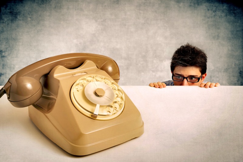 خجالت در مکالمات تلفنی: دلایل، پیامدها و روش‌ های مقابله مؤثر