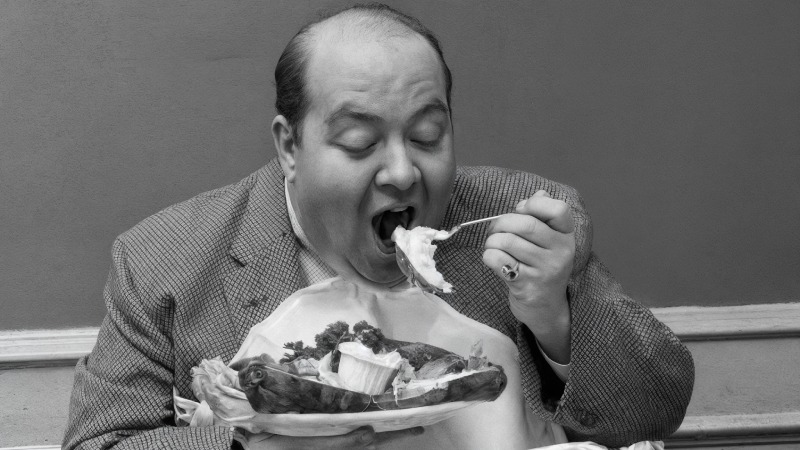 پنج عامل پنهان روانشناسی که باعث پرخوری و افزایش وزن می‌ شوند