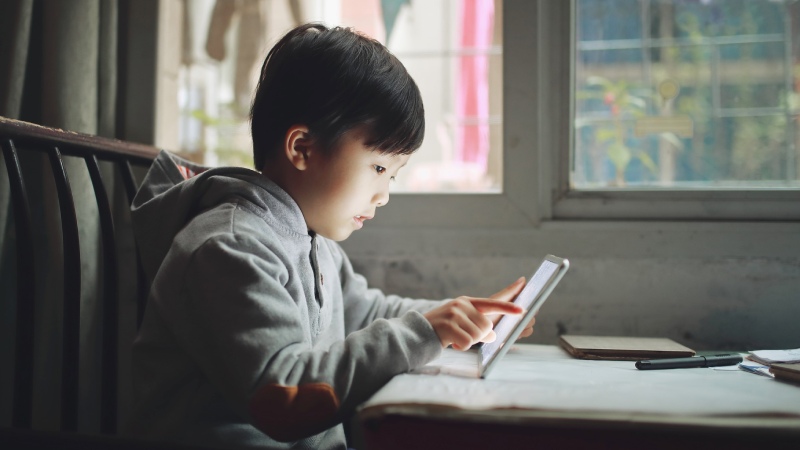 تاثیر فناوری و صفحه نمایش بر مطالعه کودکان