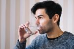 چرا بعد از نوشیدن آب دچار نفخ می شویم؟ بررسی علل، روش های پیشگیری و راهکارهای درمان