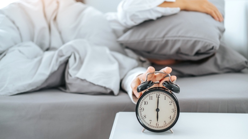 آیا بیدار شدن با آلارم برای بدن مضر است؟