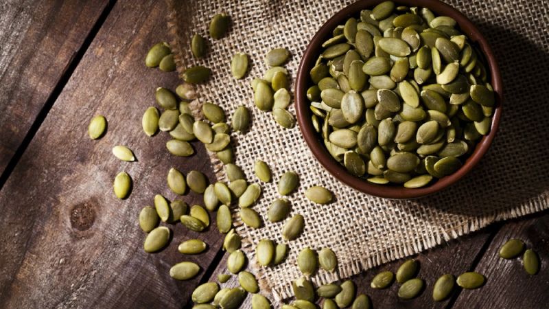 چرا تخمه کدو با وجود کالری بالا، خوراکی مفیدی است؟