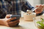 داشتن گوشی هوشمند از ۱۲ سالگی با افزایش ۴۹ درصدی علائم اختلالات خوردن مرتبط است
