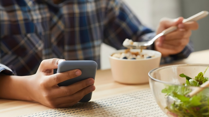 داشتن گوشی هوشمند از ۱۲ سالگی با افزایش ۴۹ درصدی علائم اختلالات خوردن مرتبط است